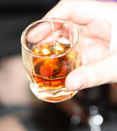 Schädlich für Alkohol. Alkohol zerstört das Gehirn. Вред алкоголя. Алкоголь разрушает мозг.